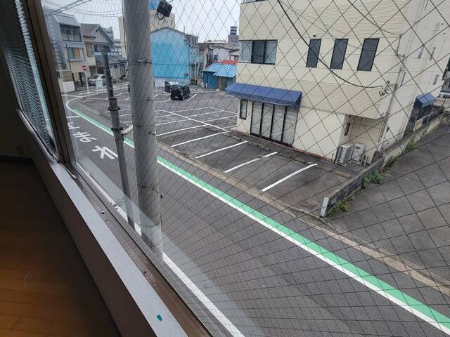 現地からの眺望／窓からの眺めです。前面に道路なので、遮るものもなく採光良好！