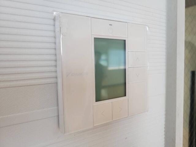 その他設備／シンプルなエアコンのリモコンです。
