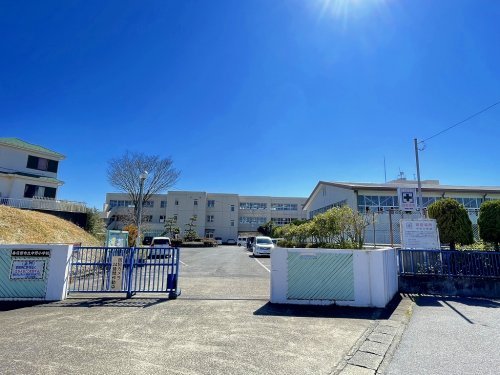 春日部市立中野小学校 (850m)