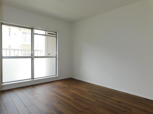 リビング以外の居室／南側洋室６畳