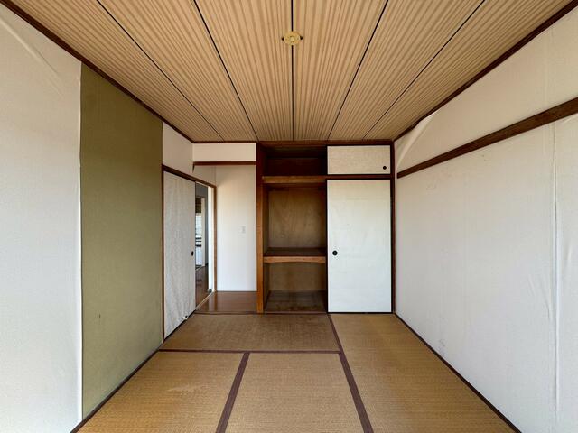 リビング以外の居室／南側和室、明るくバルコニーもございます。