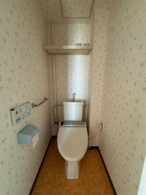 トイレ／嬉しい温水洗浄便座完備です。