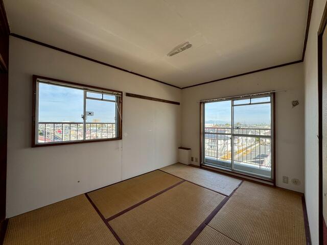 リビング以外の居室／北側の和室ですが角部屋ですので明るく、バルコニーもございます