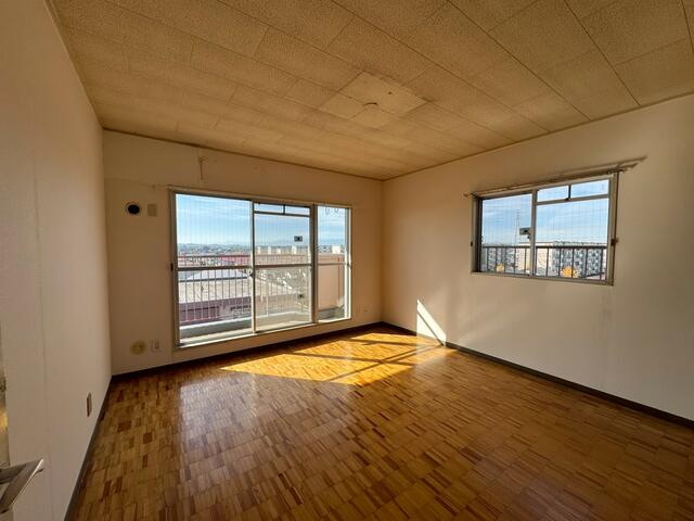 リビング／メインリビングとなる南側洋室、角部屋につきとても明るいです。