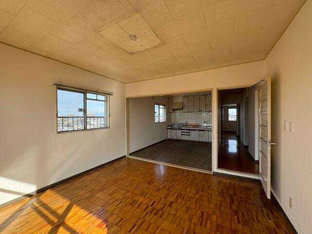 リビング／メインリビングとなる南側洋室、角部屋につきとても明るいです。