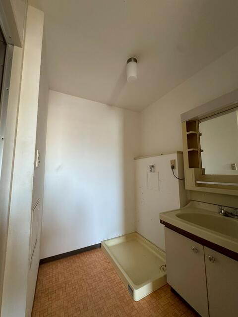 洗面台・洗面所／洗濯機置場も広く、機種、サイズにもよりますがドラム式も置くこ