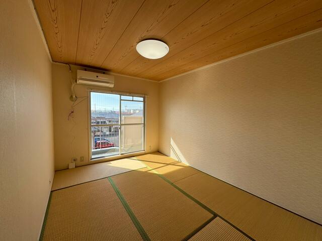 リビング以外の居室／南側和室、明るく、エアコン、照明完備です。