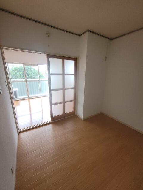 リビング以外の居室／洋７．５帖とは引き戸で仕切られています♪