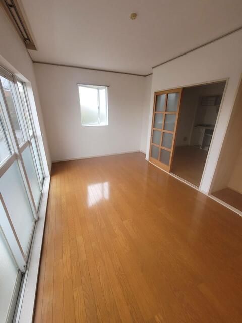 リビング以外の居室／ＤＫとは引き戸で仕切られています♪