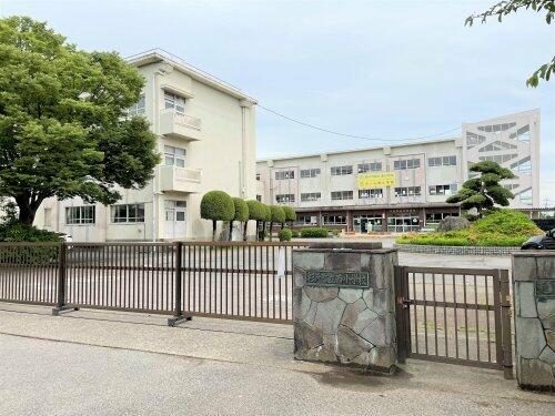 杉戸町立西小学校 (520m)