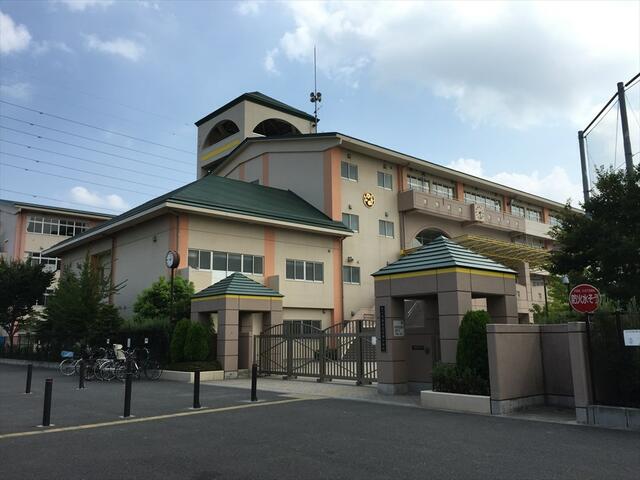 さいたま市立辻南小学校 (864m)