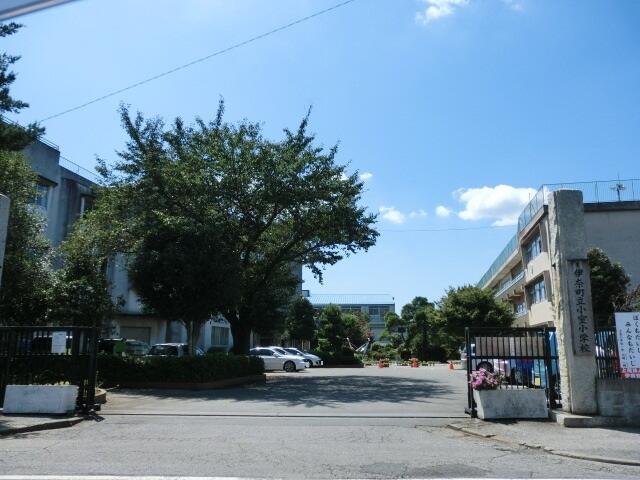 伊奈町立 小室小学校 (1,900m)