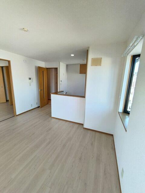 リビング以外の居室／【別室参考写真】窓があるリビング