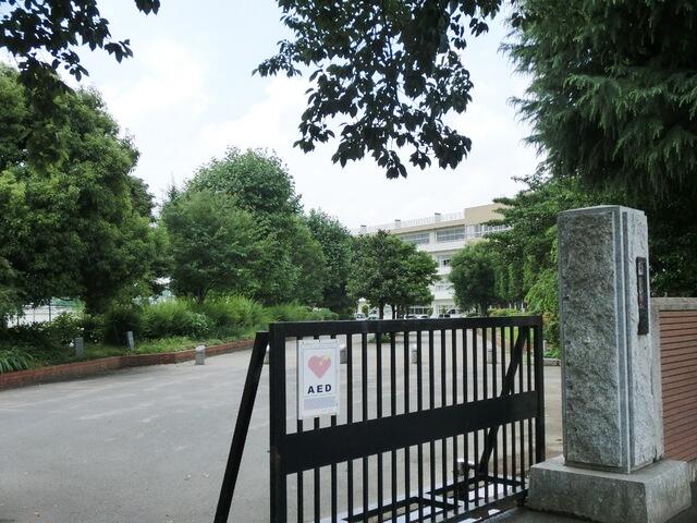 伊奈町立伊奈中学校 (450m)