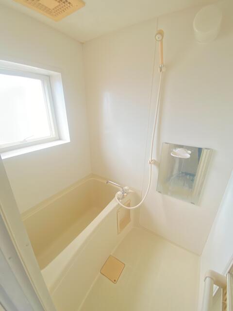 浴室／まだまだ十分使える清潔感のあるバスルーム。