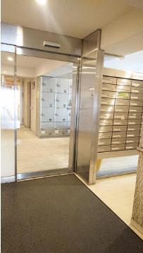 共用部エントランス／不在時も荷物の受け取りに便利な宅配ボックスが完備されており、
