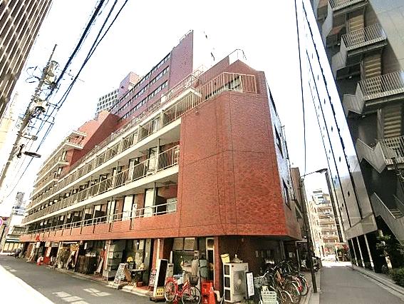 現地（外観）／赤褐色の外観が目を引く都心のスタイリッシュな建物で、便利な立