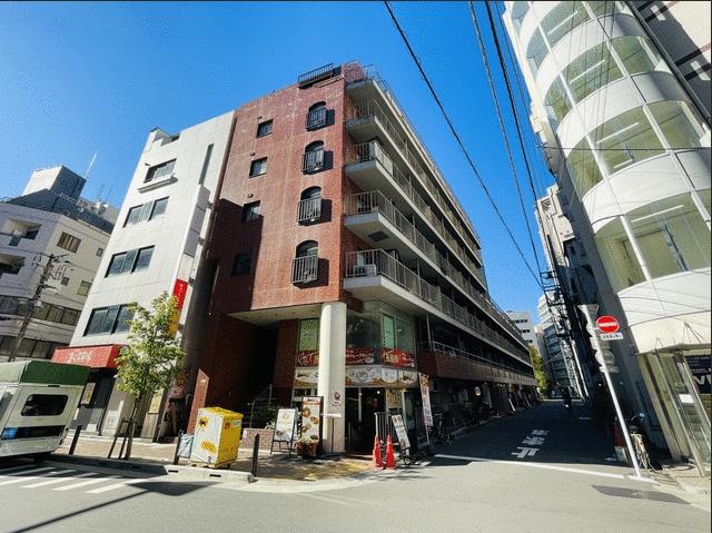 現地（外観）／歴史ある築年数ながら、赤茶色の壁と整然とした窓が都会的でモダ