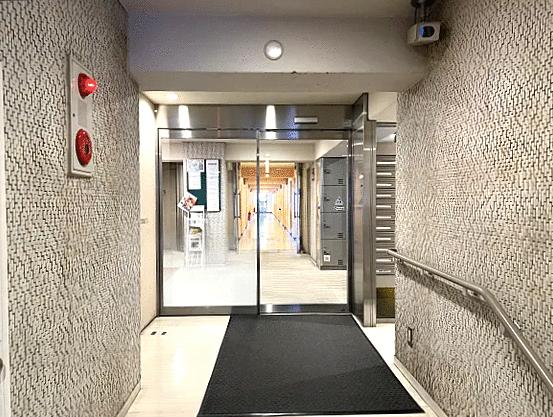 共用部エントランス／内廊下設計となっており、外部からの視線や天候の影響を受けにく