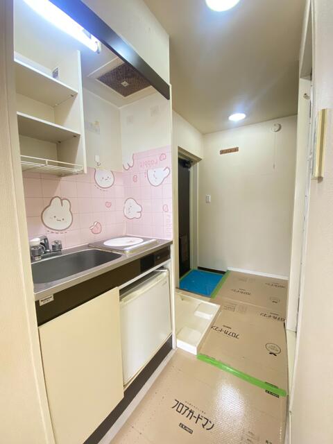 キッチン／人気の蕨駅徒歩圏・生活至便！収納式ベッド・エアコン・冷蔵庫・