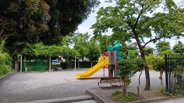 公団敷地内に公園があるので、子育て中でも安心です。