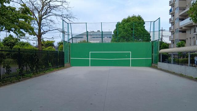公団敷地内にテニス壁打ち広場がございます。運動不足・ストレス