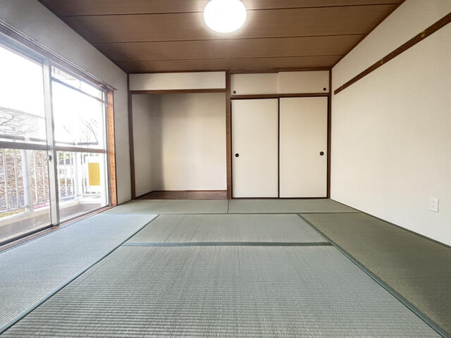 リビング以外の居室／畳表替え完了。い草の香りに癒やされる和の空間。　バルコニーか