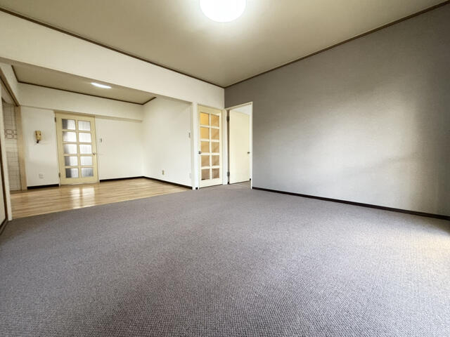 リビング／全室クロス・じゅうたん張り替え済み。　１０６．６４㎡のゆとり