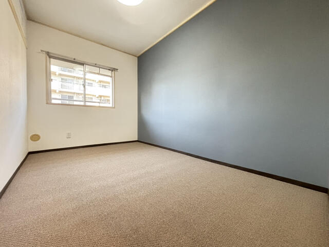 リビング以外の居室／落ち着いたブルーのアクセントクロスがお洒落な洋室。　クロスと