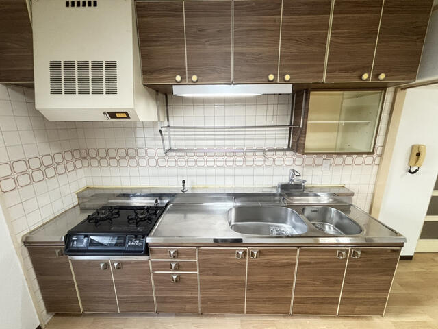 キッチン／収納力豊富な吊戸棚付きキッチン。　３口コンロでお料理の効率も