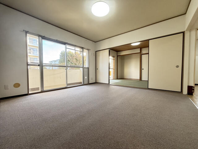 リビング／陽光がたっぷりと降り注ぐ、開放感のあるＬＤＫ！　大きな窓が並