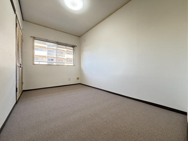 リビング以外の居室／独立性の高い洋室は寝室や子ども部屋に。　全室リフォーム済みの