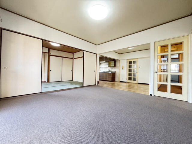 リビング／開放感あふれる約１８帖の広々ＬＤＫ！　隣接する和室の襖を開放