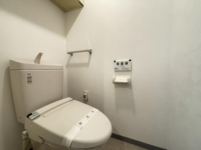 トイレ／温水洗浄便座付きのクリーンなトイレ。　壁のクロスと床のクッシ