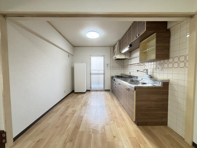 キッチン／お料理が捗るワイドなキッチン。　足元のクッションフロアも新規