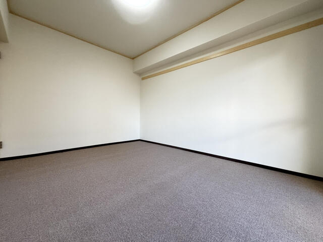 リビング以外の居室／ふかふかの新規じゅうたんが心地よい洋室。　全居室のクロスを貼