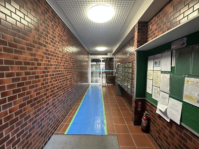 共用部エントランス／オートドアエントランス（２１時～６時施錠）安全面も考慮された／撮影日2025-12-05