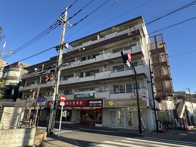 現地（外観）／周辺は歩道も大きく、歩行者の安全が考えられています。住む人の／撮影日2025-12-05