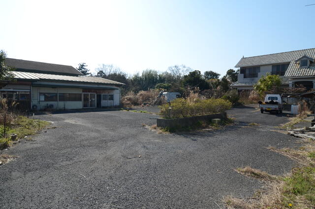 庭／東南側の庭の様子　アスファルト舗装の庭です