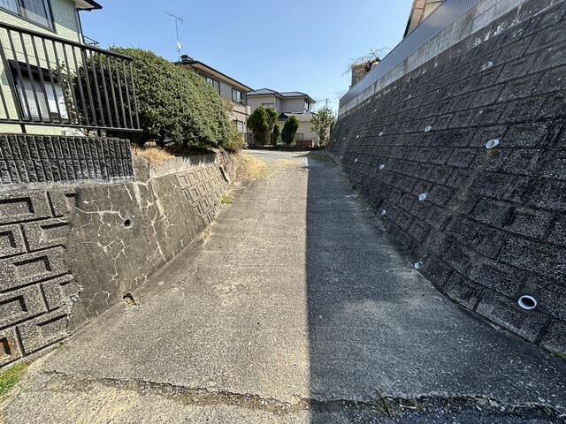 庭／幅３．５ｍの進入路はスロープでアップ