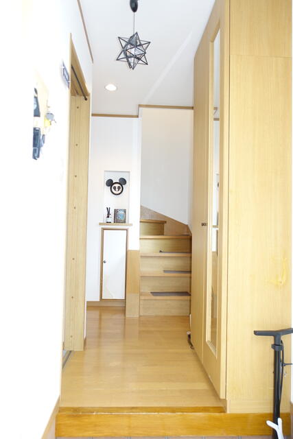 玄関　飾り棚・収納もあり