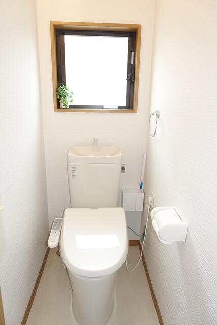 ２階トイレ　窓・収納棚あり