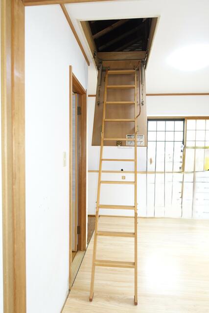 ２階和室の上に、小屋裏収納あり