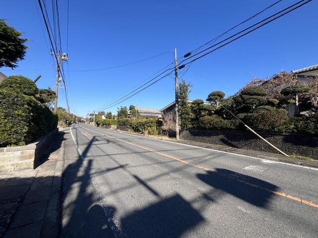 現地（外観）／接道している東側の道路写真です。この通りから敷地へ出入りする