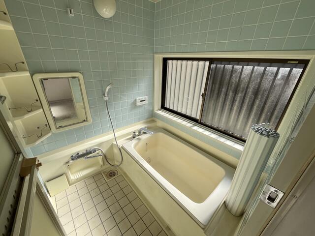 浴室／別宅にある浴室写真です。別宅は母屋と廊下で繋がっております。