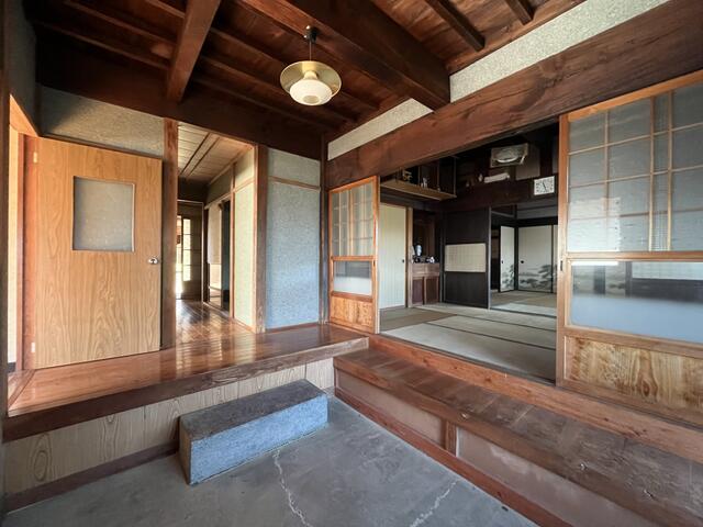 玄関／母屋の玄関、土間部分写真です。