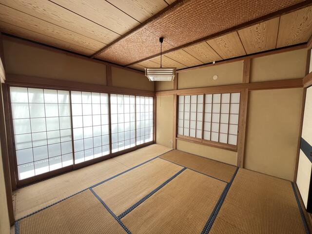 リビング以外の居室／別宅の２階和室写真です。こちらも南向きで日当たり良好