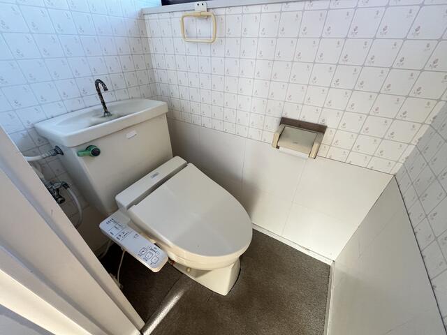 トイレ／別宅にあるトイレ写真です。