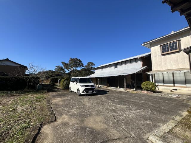 現地（駐車場）／入り口は少し狭いですが、敷地の中に入ると広々した駐車スペース