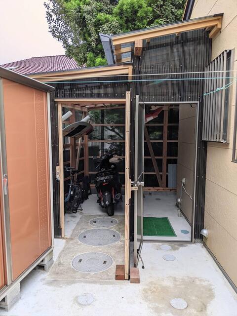 現地（外観）／右側倉庫内から直接裏勝手口へ入室可